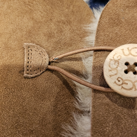 UGG Bailey 3 Button Shearling Boot - Picture 13 of 16